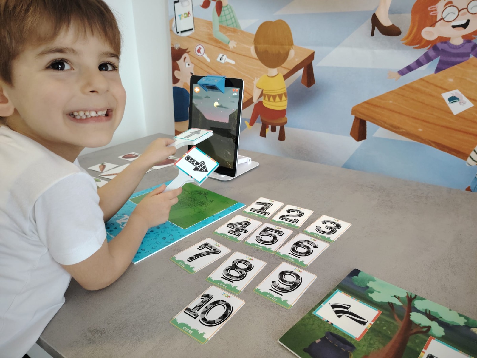 Bambino che gioca con Tada Play